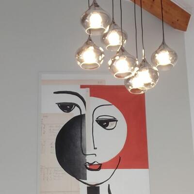 Un mur cathédrale caractérisé par un papier peint encadré