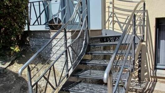 Design escalier extérieur unique à Bourgoin.