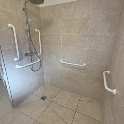 Douche aménagée PMR