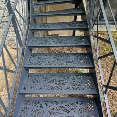 Un bel escalier pour un bel accès à la maison fraichement rénovée.